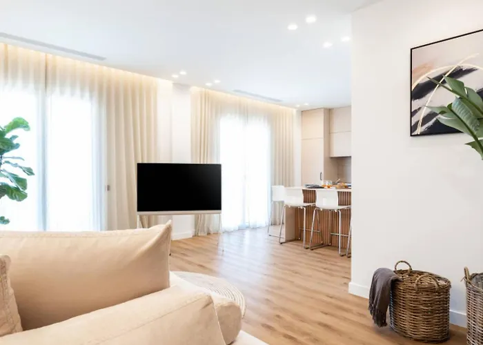 2-Bd Luxury Apt Sea View Balcony Near The Beach