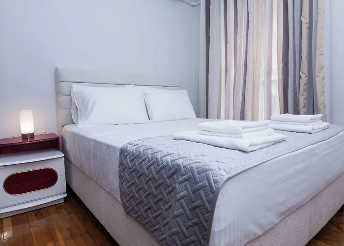 Central 2 Bd Apt With Balcony By Monastiraki