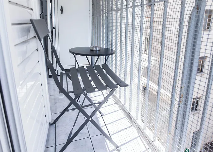 Central 2 Bd Apt With Balcony By Monastiraki